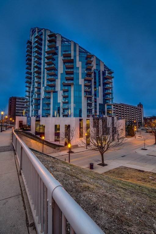 3. Condominiums for Sale at 1 Roebling Way 1 Roebling Way Covington, Kentucky 41011 United States