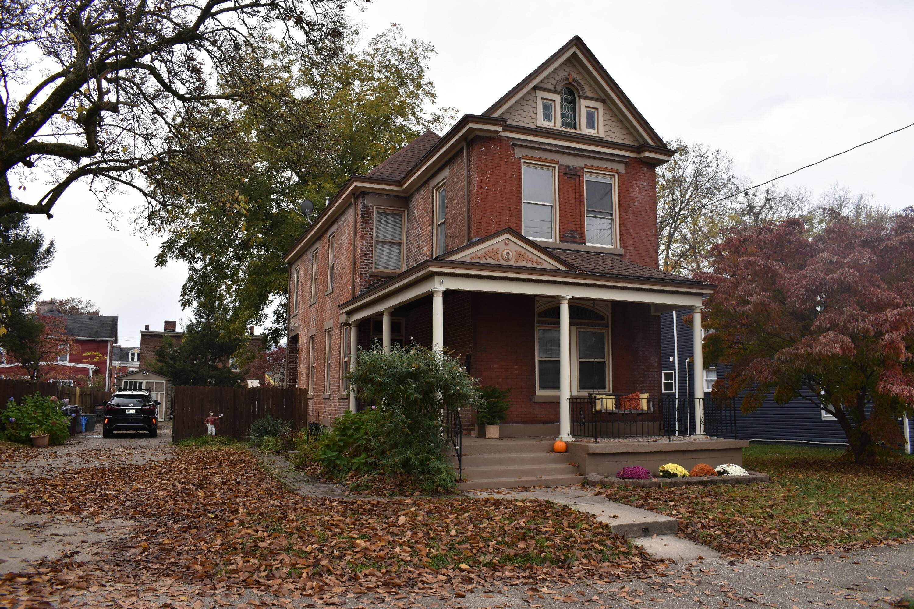 Single Family Homes 为 销售 在 34 Butler Street Ludlow, 肯塔基州 41016 美国