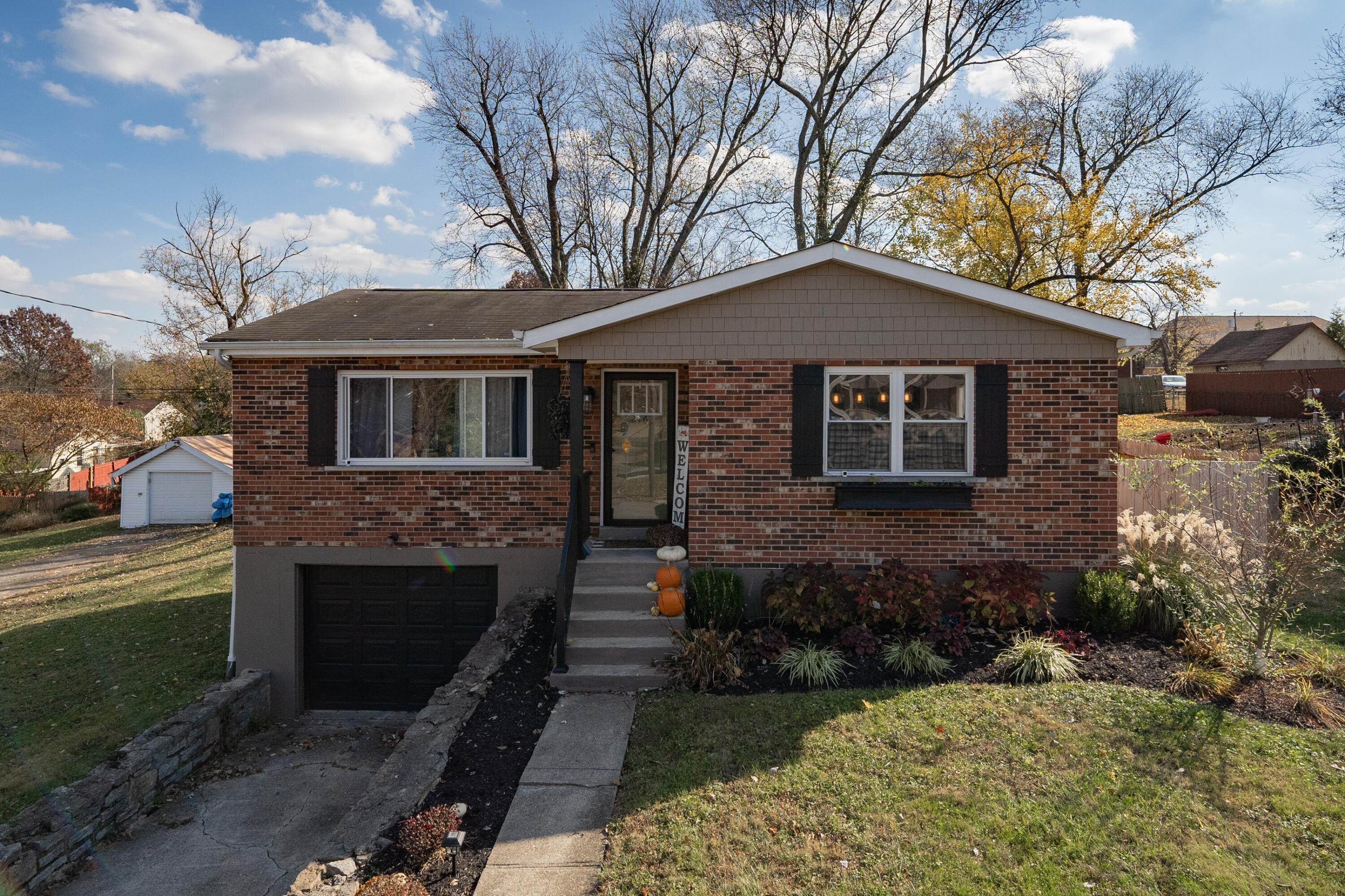 Single Family Homes 为 销售 在 216 Dell Street Elsmere, 肯塔基州 41018 美国
