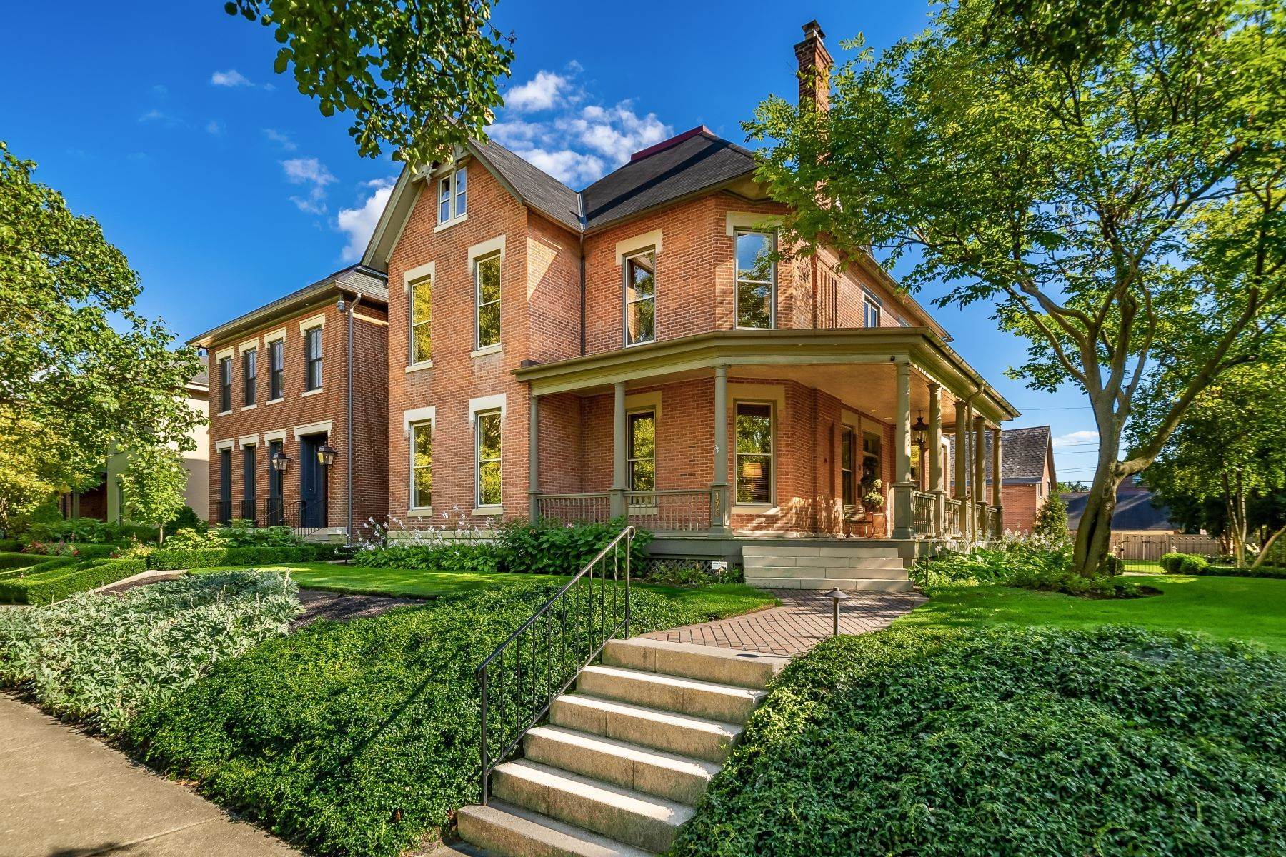 Single Family Homes 为 销售 在 175 E Deshler Avenue 哥伦布, 俄亥俄州 43209 美国